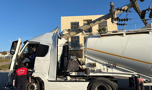Tır Beton direğe çarparak durdu