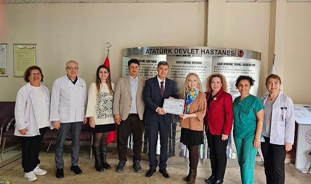EMEKLİ OLAN SAĞLIK ÇALILANLARINA PLAKET