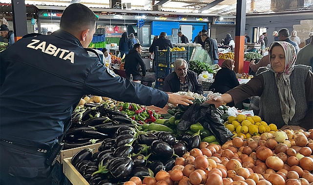 Zabıta Ekiplerinden Pazarcı Esnafına Çöp Poşeti Desteği