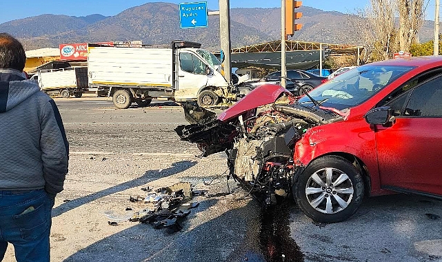 KUYUCAK'TA OTOMOBİL İLE KAMYONET ÇARPIŞTI