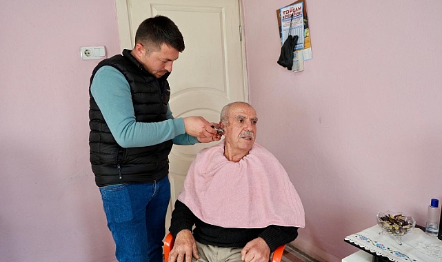 BAŞKAN MEHMET KIVRAK, EVDE TIRAŞ HİZMETİYLE BÜYÜKLERİN YANINDA OLUYOR
