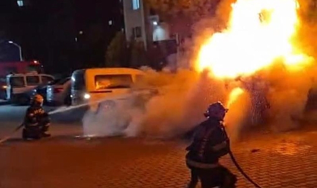 Denizli’de park halindeki araç alev alev yandı   