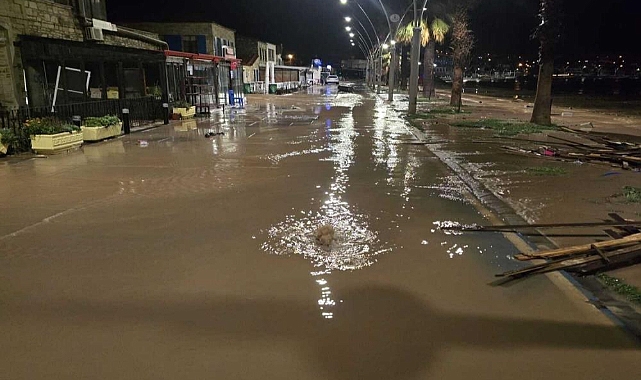 İZMİR'DE DERELER TAŞTI FOÇA SULAR ALTINDA KALDI