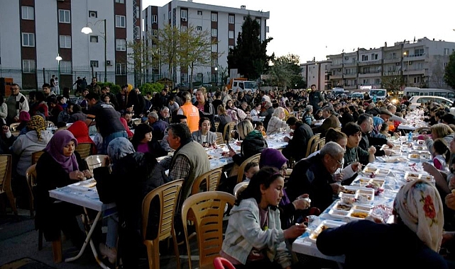 Kuşadası Belediyesi'nden Ramazan ayı boyunca 18 bin kişilik iftar yemeği   