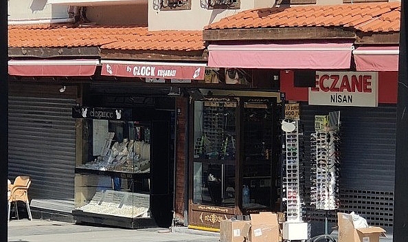 Kuşadası’nda kuyumcu soygununa "kepenk" engeli