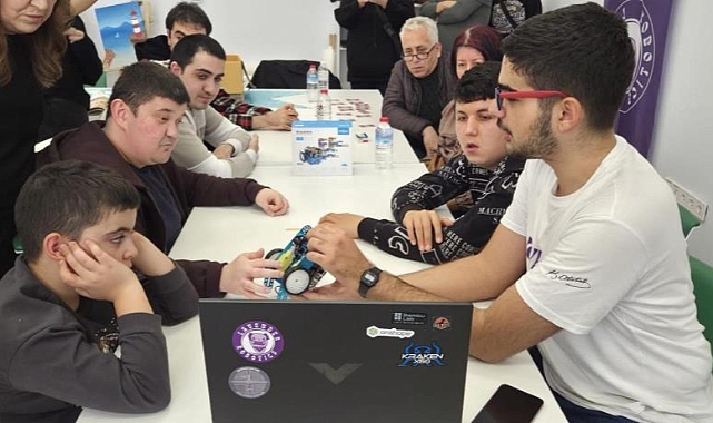 Manisa'da otizmli öğrenciler kendi robotlarını kodladı 