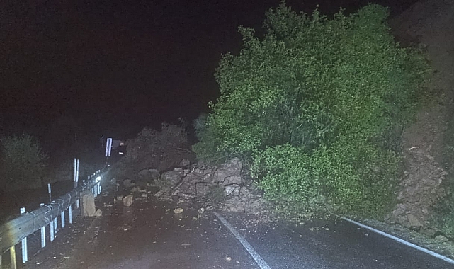 SAĞNAK YAĞIŞ HEYELANA NEDEN OLDU YOL TRAFİĞE KAPANDI