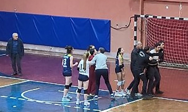 Taraftar sahaya atladı, maç seyircisiz tamamlandı  