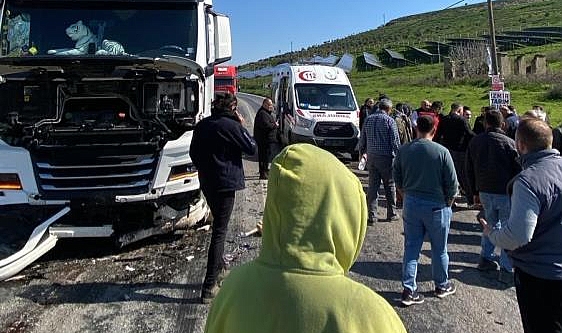 Hatalı sollama yapan otomobil kamyona çarptı