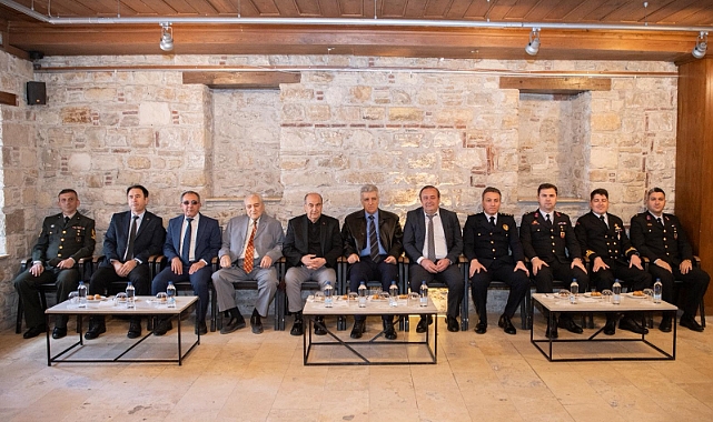 KUŞADASI’NDA İLÇE PROTOKOLÜ VATANDAŞLARLA BAYRAMLAŞTI