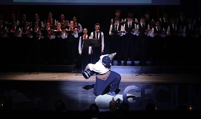 Öğrencilerinin ‘Bir Hilal Uğruna’ oratoryosu ayakta alkışlandı