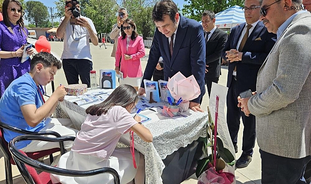 Minik yazarlar kitaplarını imzaladı   