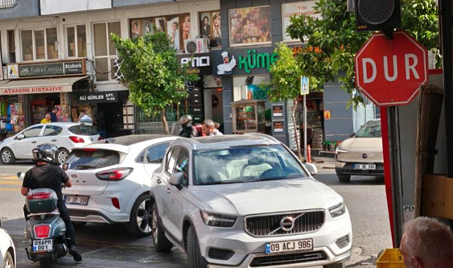 Aydın'da duyarsız araç parkı trafiği kilitledi   