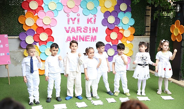 Miniklerden annelerine duygu dolu sürpriz