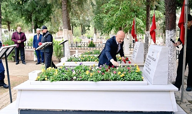 VALİ VAROL AYAĞININ TOZU İLE İLK ZİYARETİNİ ŞEHİTLİĞE YAPTI