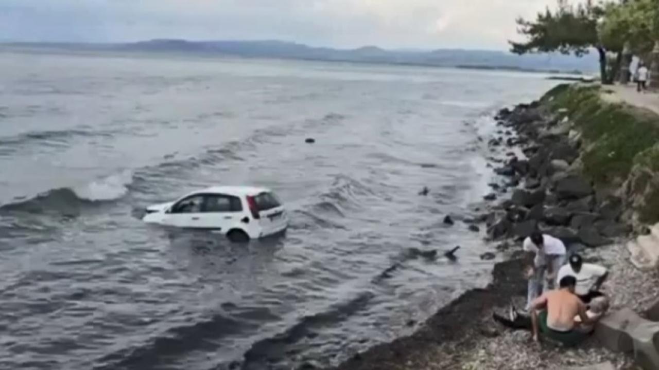 ARACI İLE DENİZE UÇTU SAĞ OLARAK KURTARILDI
