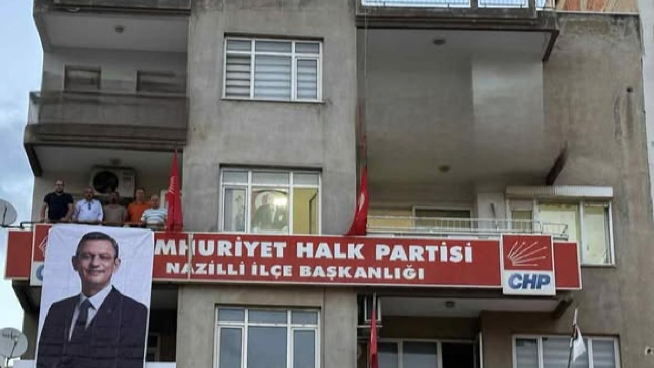 CHP Nazilli İlçe Başkanlığına Özgür Özel’in afisi asıldı