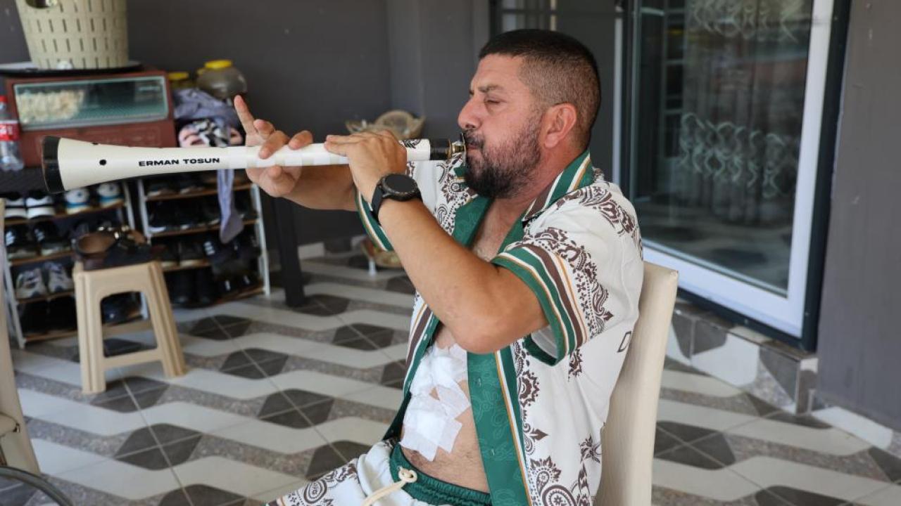 Ameliyattan çıkan hasta solunum egzersizini zurnası ile yaptı