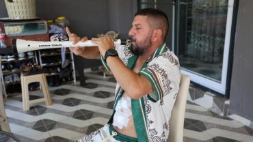 Ameliyattan çıkan hasta solunum egzersizini zurnası ile yaptı