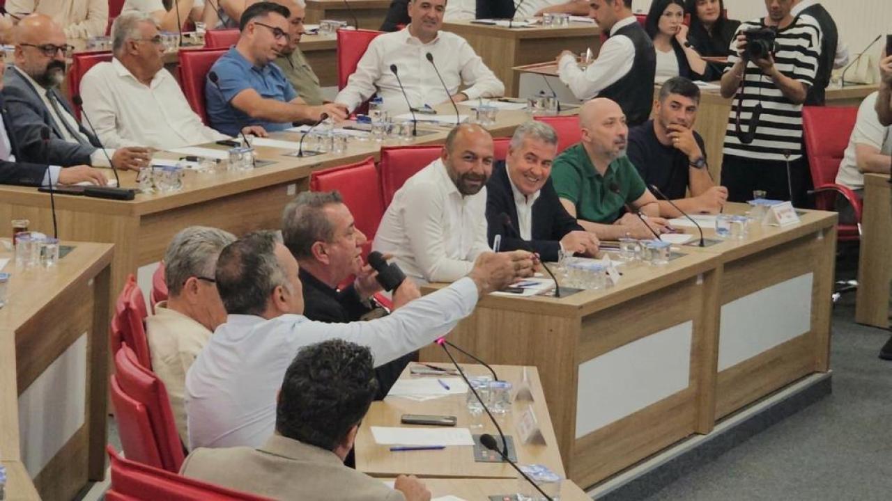 Başkan Yetişkin, meclise kendi mikrofonu ile geldi