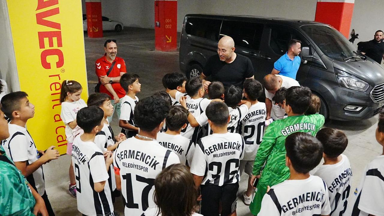 BAŞKAN ZENCİRCİ’DEN GERMENCİKLİ GENÇ FUTBOLCULARA ANLAMLI JEST