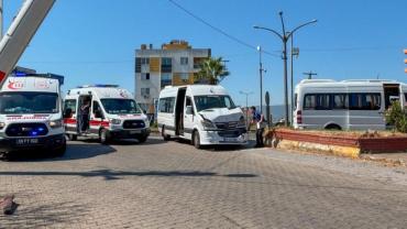 KÖŞK'TE YÜREKLER AĞIZA GELDİ ÖĞRENCİ SERVİSLERİ OTOMOBİL İLE ÇARPIŞTI 6 ÖĞRENCİ YARALANDI