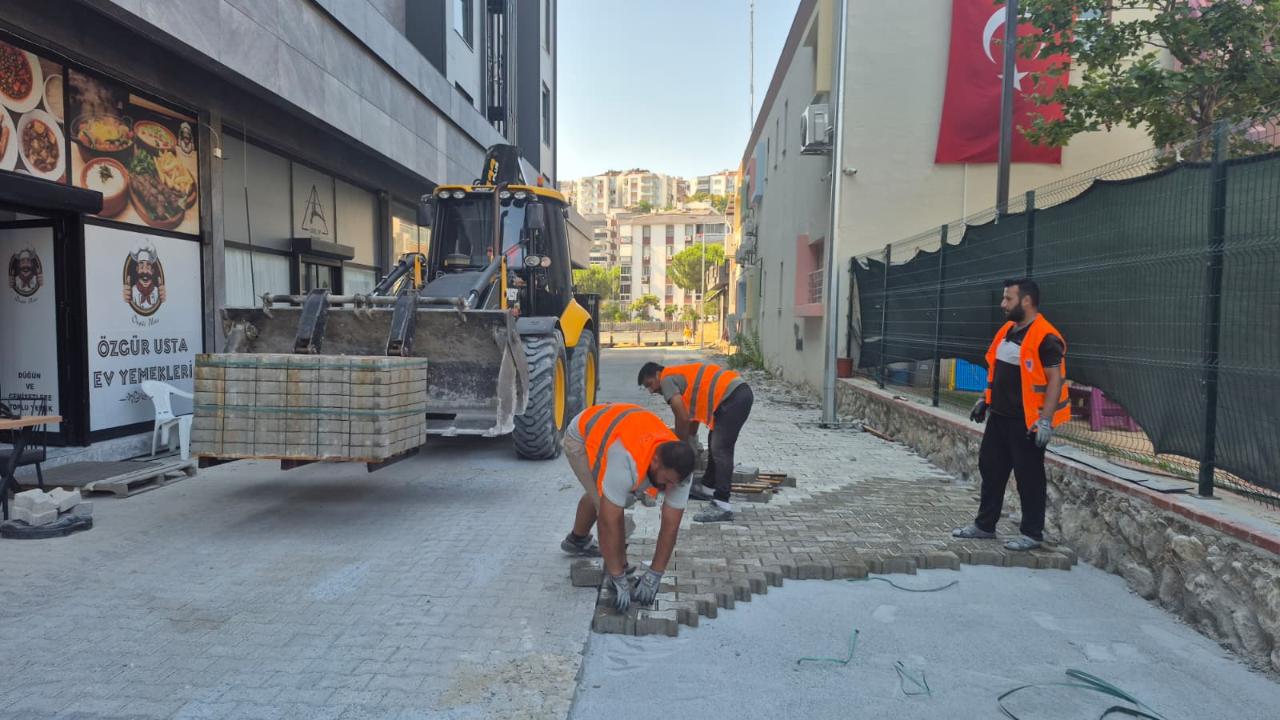 KUŞADASI BELEDİYESİ YOL YAPIM ÇALIŞMALARINA ARALIKSIZ DEVAM EDİYOR