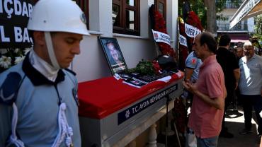 KUŞADASI’NIN ESKİ BELEDİYE BAŞKANI ENGİN BERBEROĞLU SON YOLCULUĞUNA UĞURLANDI