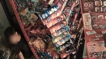Marketin kapısını kırıp içeri giren çocuklar, marketi talan etti