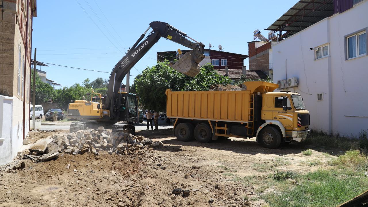 NAZİLLİ BELEDİYESİ YOL YENİLEME ÇALIŞMALARINA HIZ KESMEDEN DEVAM EDİYOR