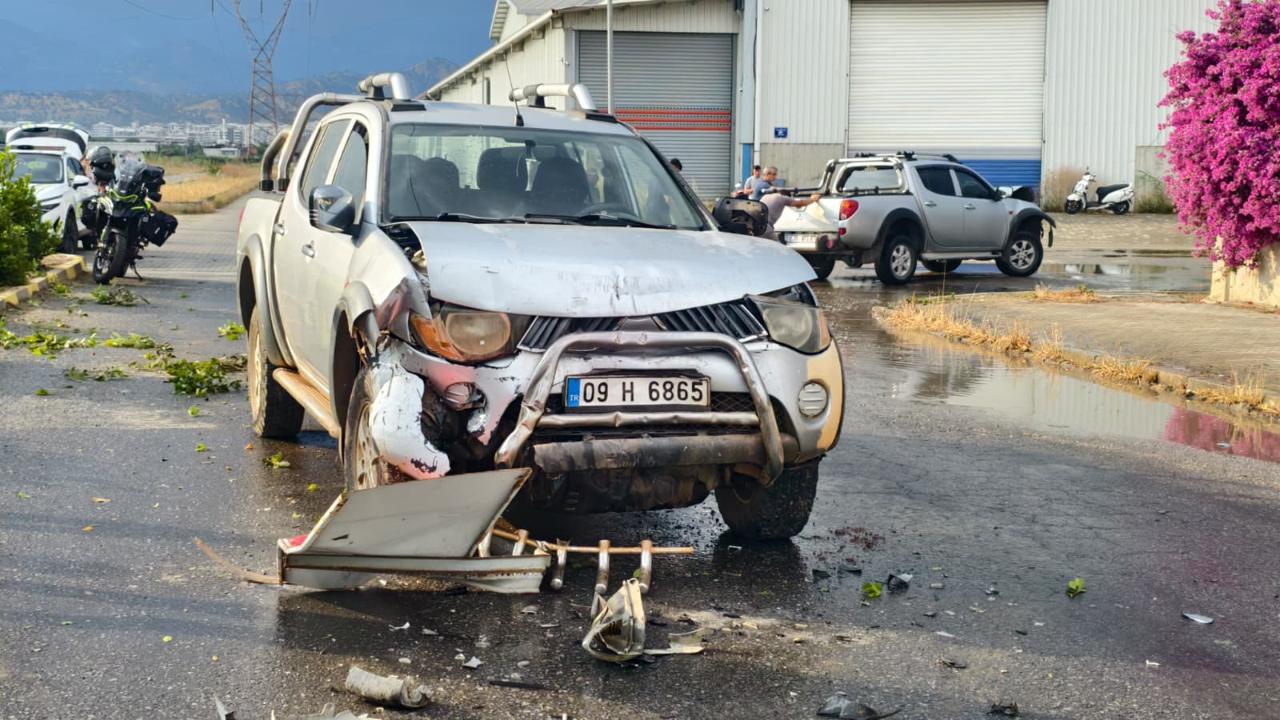 NAZİLLİ OSB'DE ZİNCİRLEME TRAFİK KAZASI: 3 ARAÇ ÇARPIŞTI, 4 YARALI!