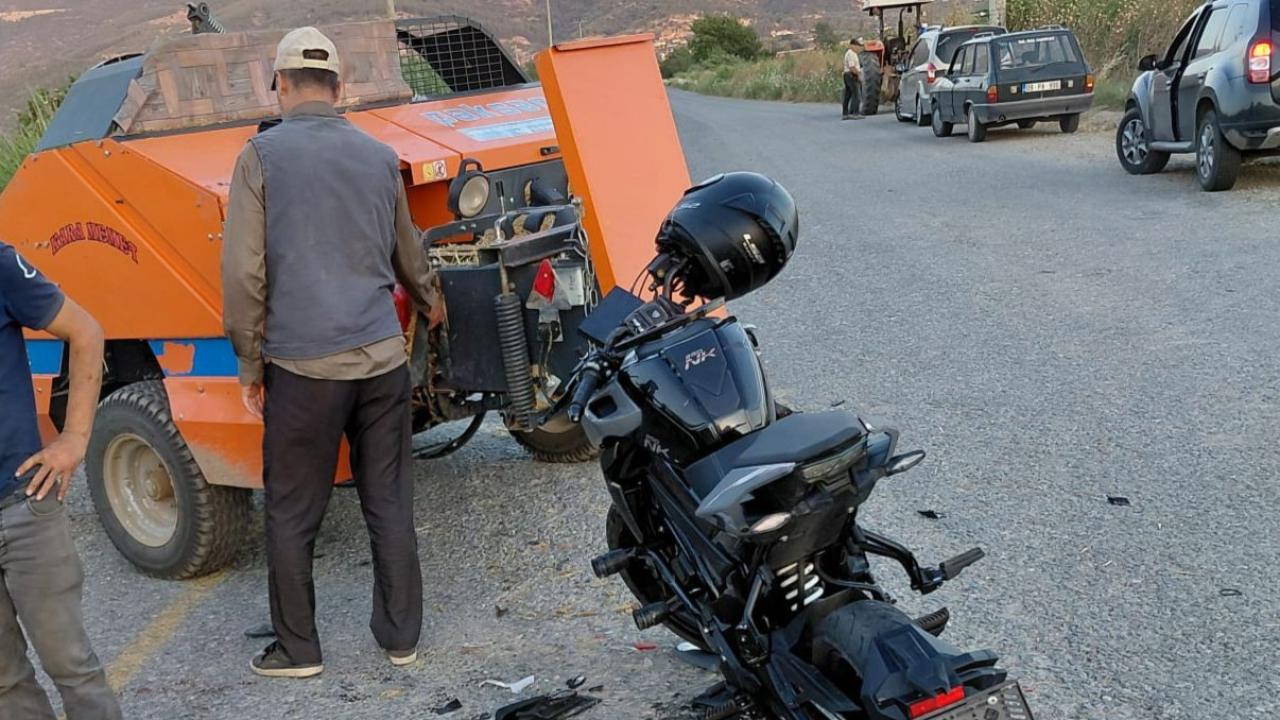NAZİLLİ’DE KORKUNÇ KAZA: MOTOSİKLET TRAKTÖRLE ÇARPIŞTI, 2 AĞIR YARALI