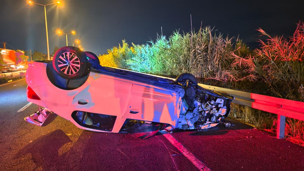 NAZİLLİ’DE OTOMOBİL DİREĞE ÇARPIP TAKLA ATTI: 2 YARALI