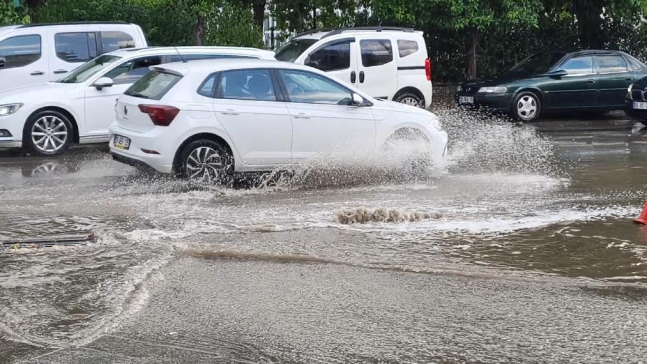 On dakika yağdı, yollar göle döndü
