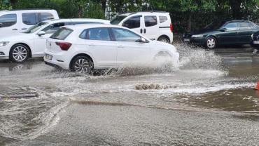 On dakika yağdı, yollar göle döndü