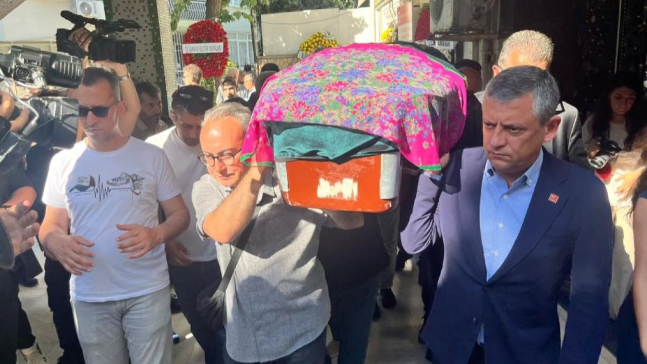 Özgür Özel, İzmir'de Gönülşen ailesinin cenazesine katıldı
