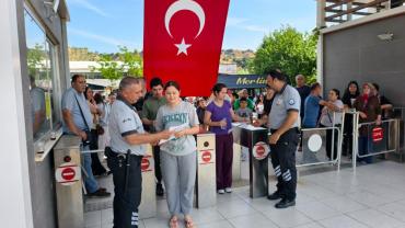 NAZİLLİ'DE BİNLERCE ÖĞRENCİ YKS İÇİN TER DÖKÜYOR