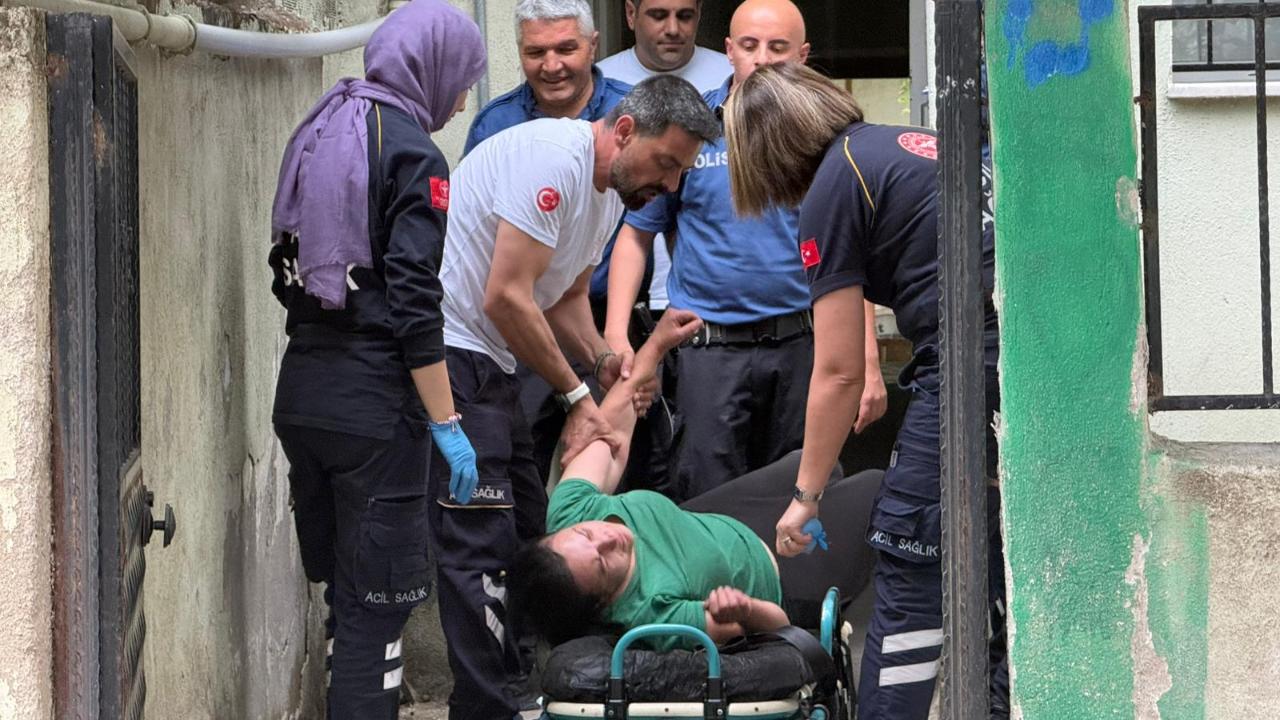 SİNİR KRİZİ GEÇİREN KADIN EKİPLERE ZOR ANLAR YAŞATTI