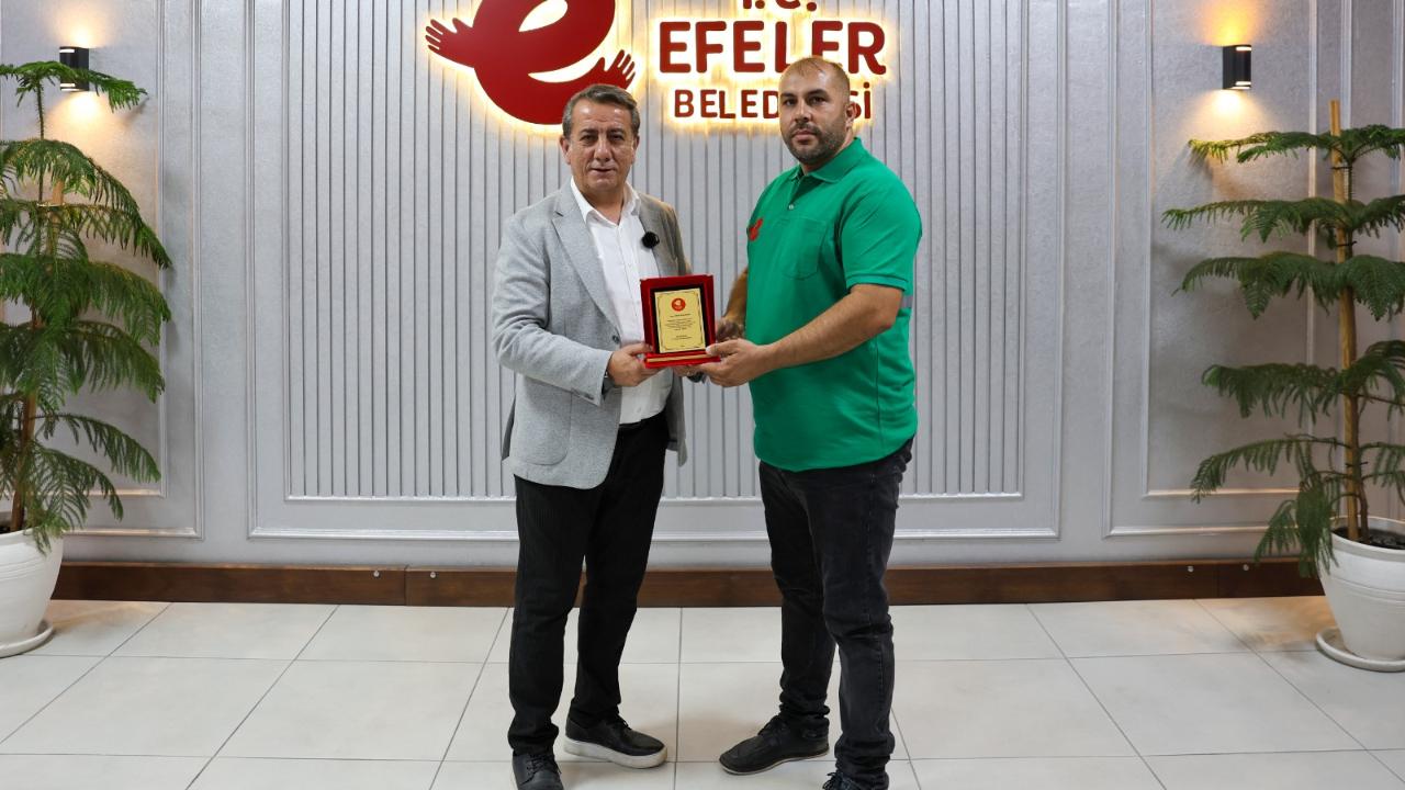CAN KURTARAN BELEDİYE PERSONELİNE BAŞKAN YETİŞKİN’DEN HEDİYE ALTIN VE PLAKET
