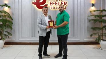 CAN KURTARAN BELEDİYE PERSONELİNE BAŞKAN YETİŞKİN’DEN HEDİYE ALTIN VE PLAKET
