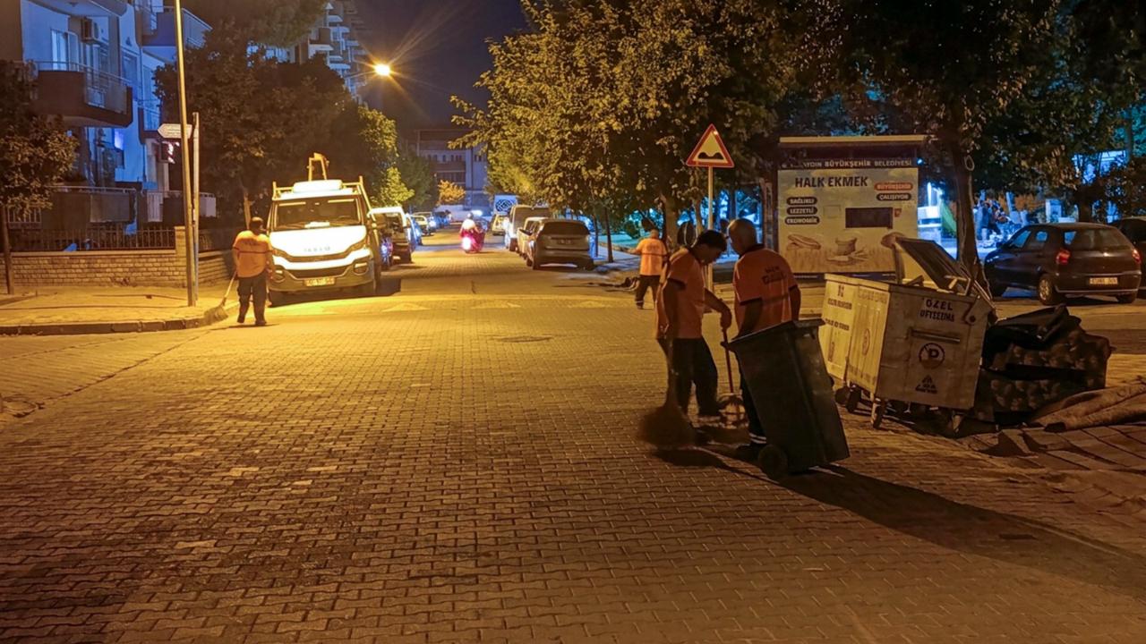 EFELER’DE GECE MESAİSİ: TEMİZLİK EKİPLERİ KÖŞE BUCAK ÇALIŞIYOR