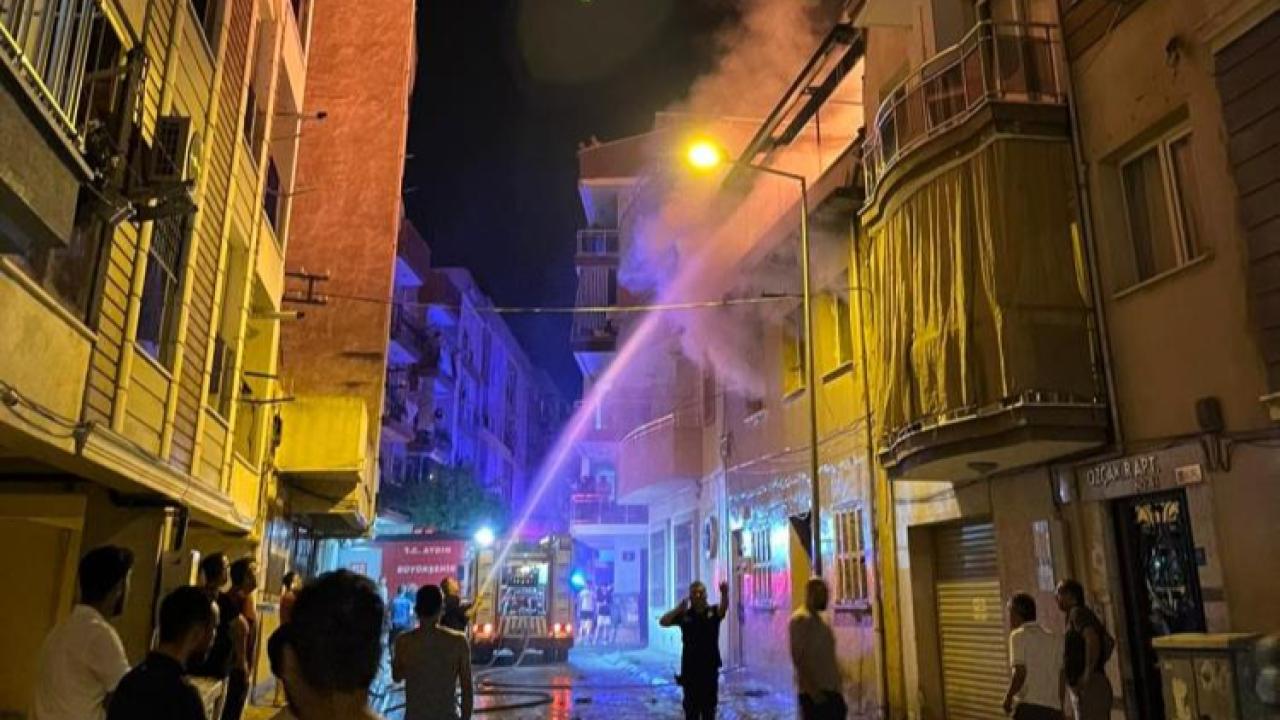 Evini ateşe verdi, alevler geceyi aydınlattı