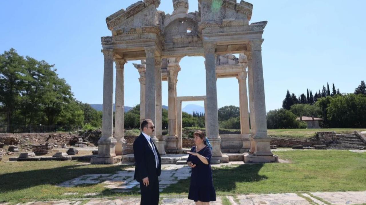 KARACASU KAYMAKAMI İSMAİL BATTAL AFRODİSİSAS'TA İNCELEMELERDE BULUNDU