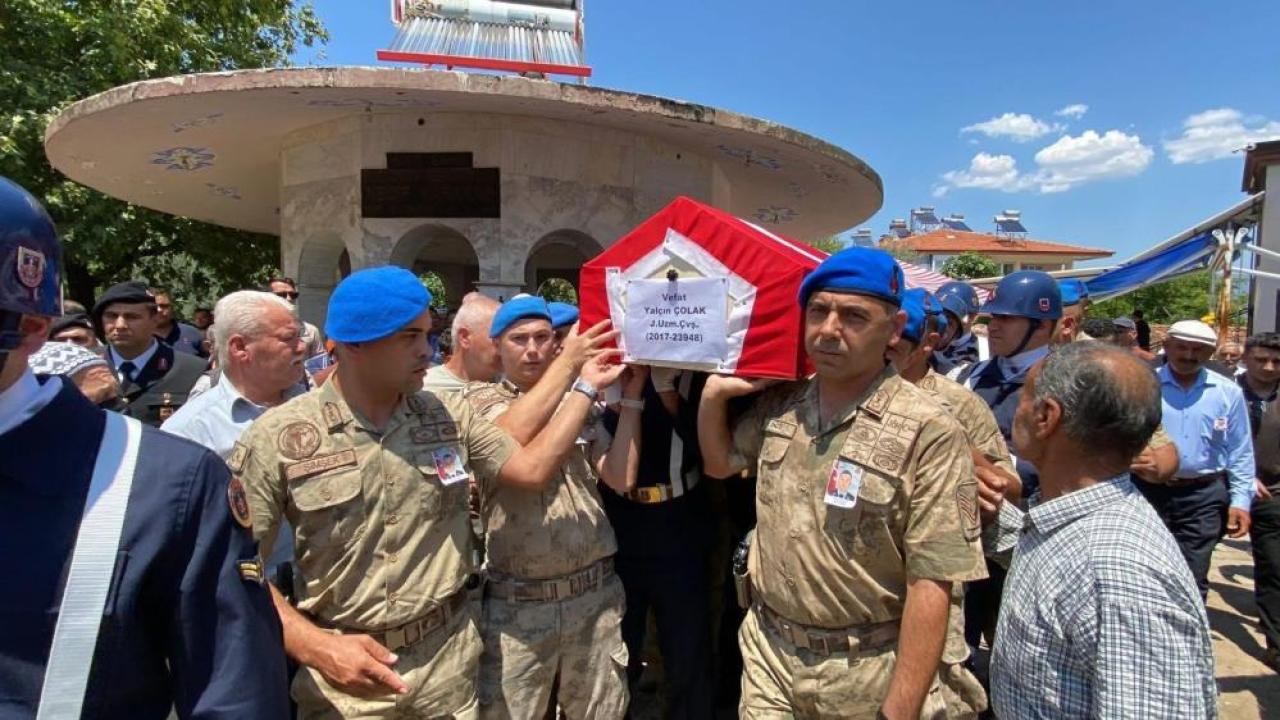 UZMAN ÇAVUŞ SON YOLCULUĞUNA UĞURLANDI