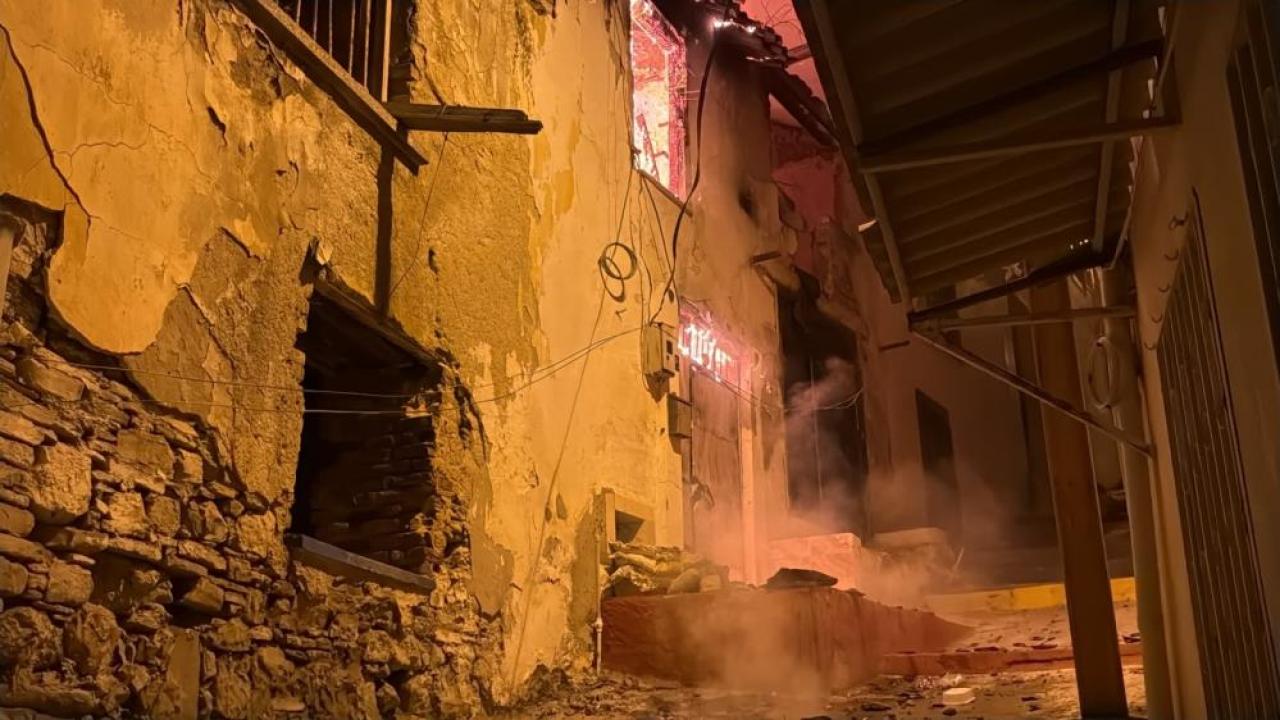 YANGINA GİDEN İTFAİYELER HATALI PARKLAR YÜZÜNDEN BAŞKA GÜZERGAH SEÇMEK ZORUNDA KALDI
