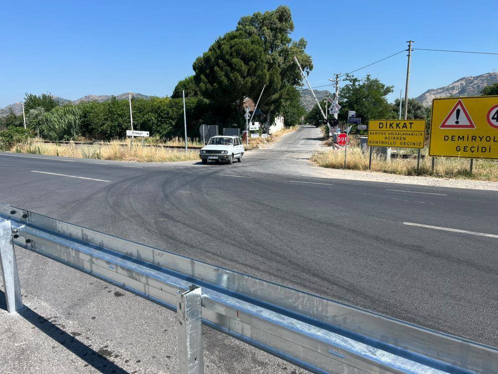 Muhtarlardan karayollarına refüj tepkisi