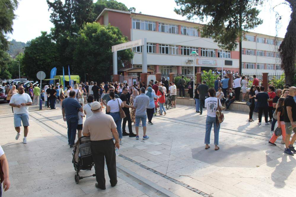 Veliler, kimliği kaybolan genç için seferber oldu. Sınava saniyeler kala yetişti